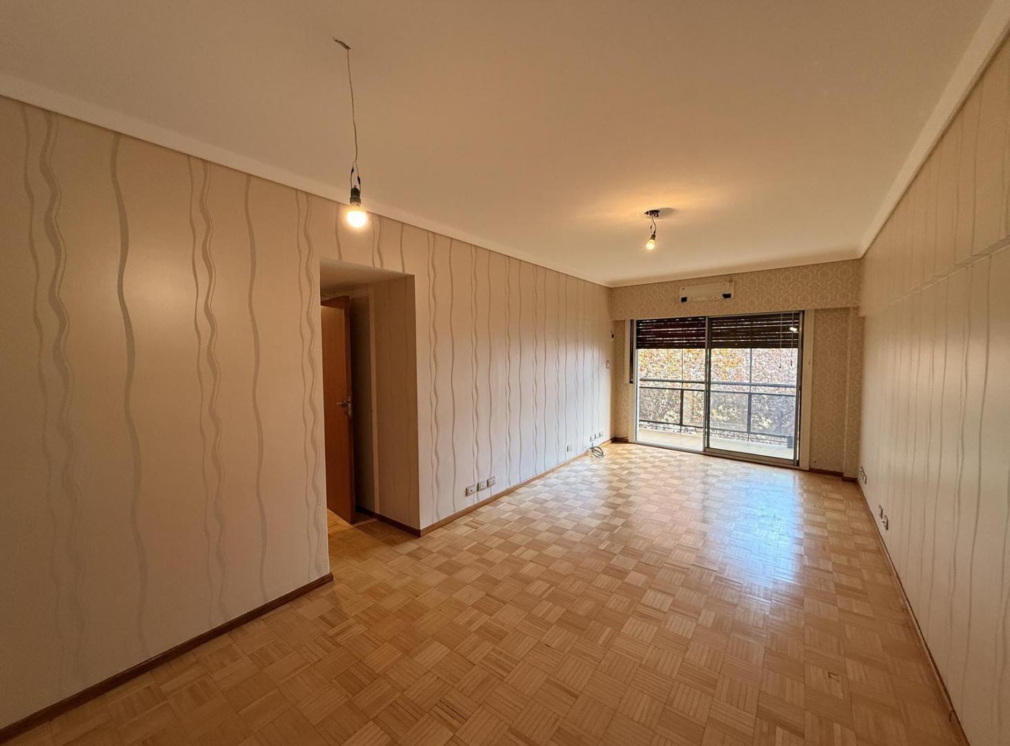 DEPARTAMENTO 4 AMBIENTES CON DEPENDENCIA EN ALQUILER EN CABALLITO CON BALCÓN CORRIDO