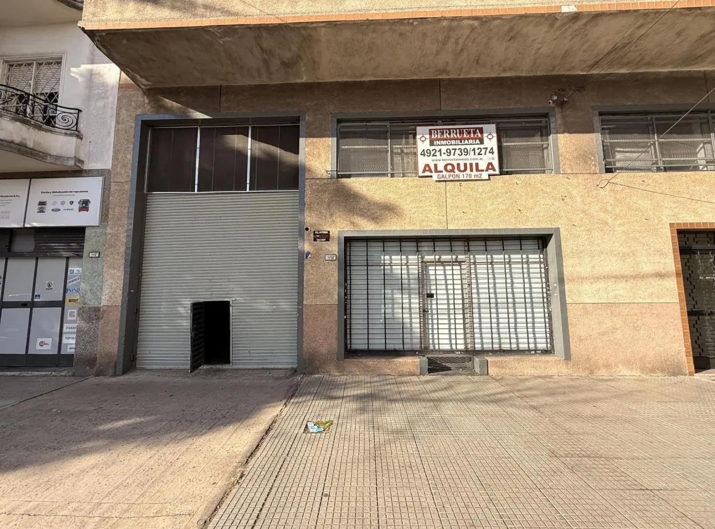 GALPÓN CON LOCAL COMERCIAL EN ALQUILER EN PARQUE CHACABUCO 4