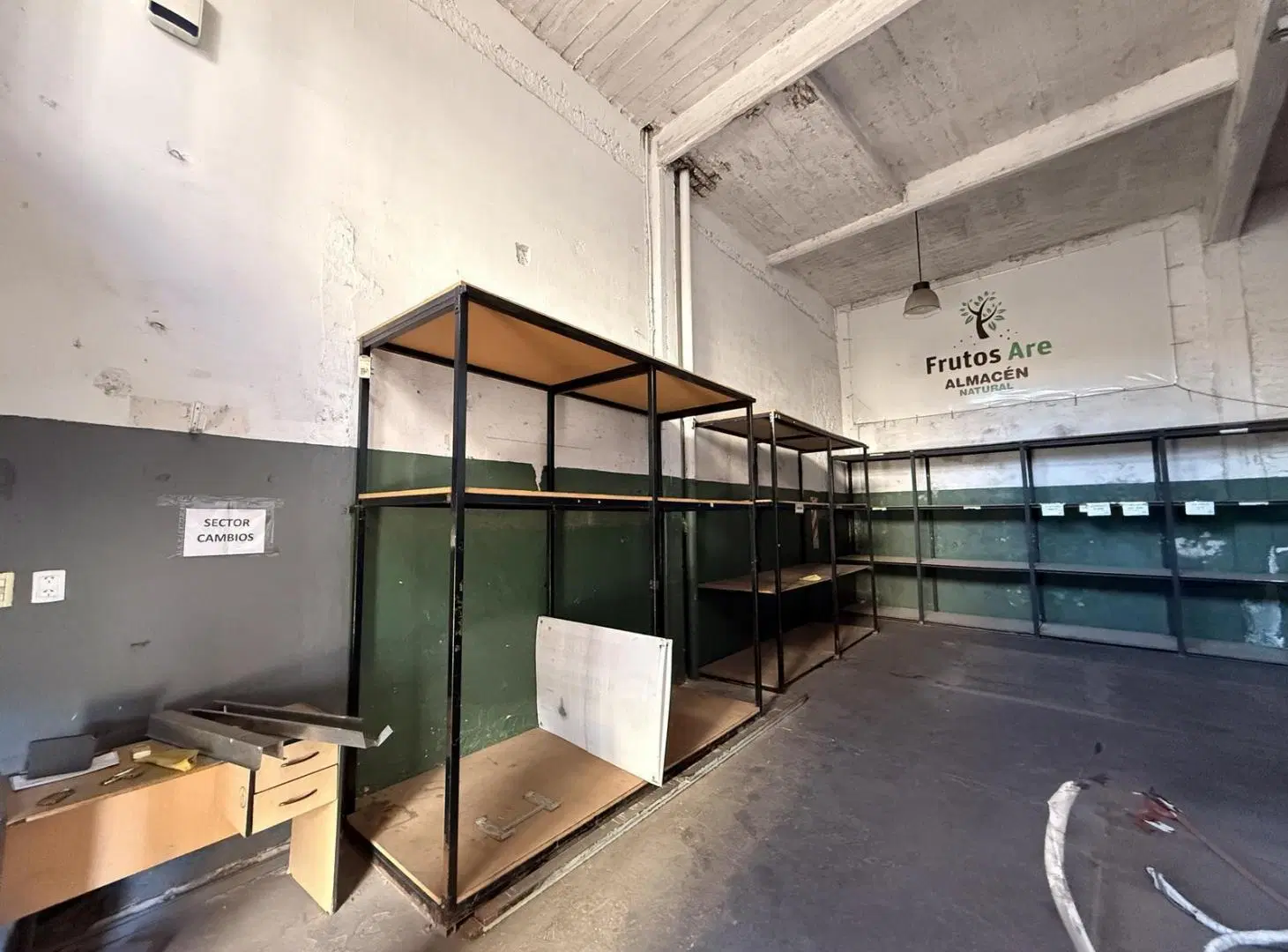 GALPÓN CON LOCAL COMERCIAL EN ALQUILER EN PARQUE CHACABUCO 8