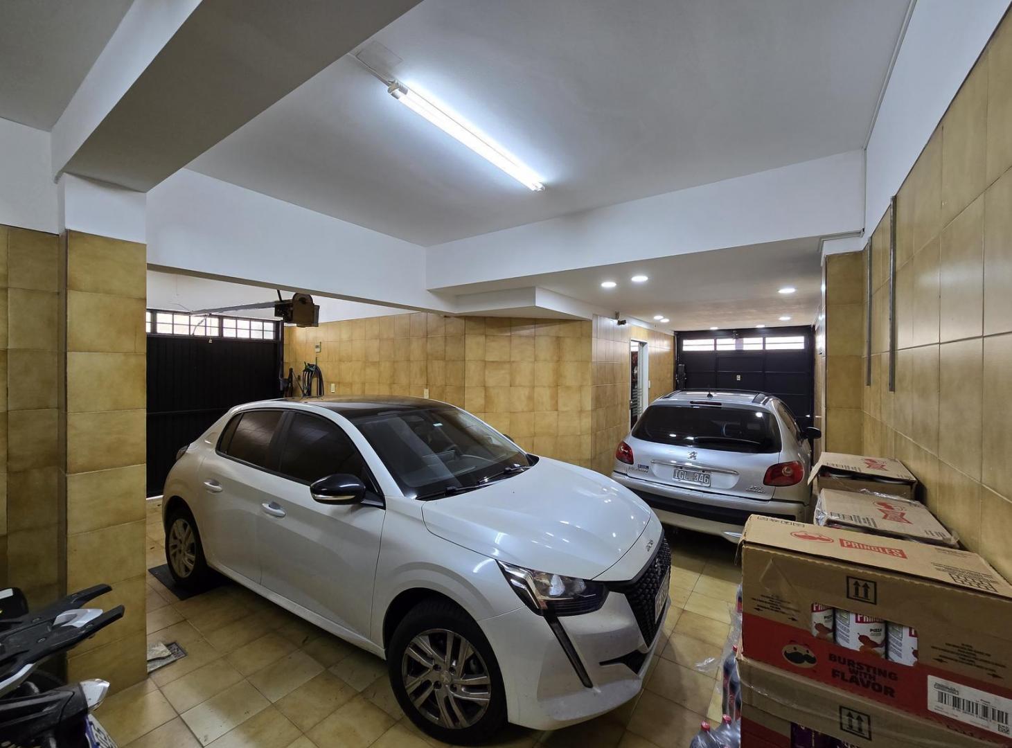 Foto de CASA EN ESQUINA EN VENTA EN BOEDO CON PATIO, PARRILLA, ASCENSOR Y COCHERA PARA MÁS DE 3 AUTOS, imagen 1