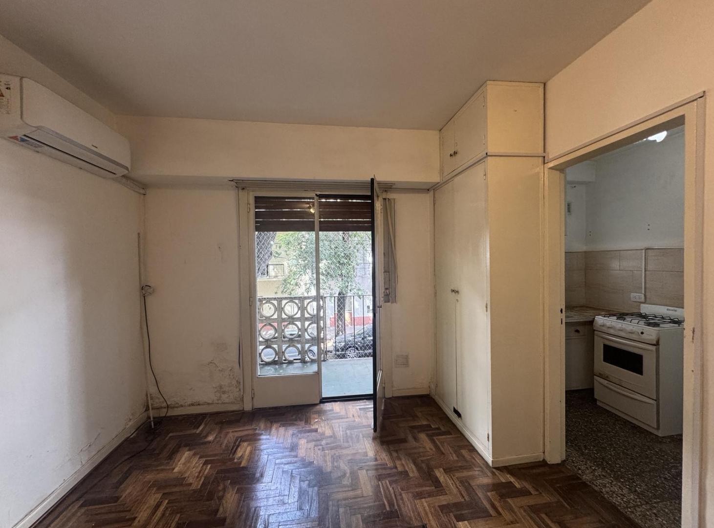 Foto de MONOAMBIENTE EN ALQUILER EN CABALLITO CON BALCÓN AL FRENTE Y COCINA SEPARADA, imagen 3