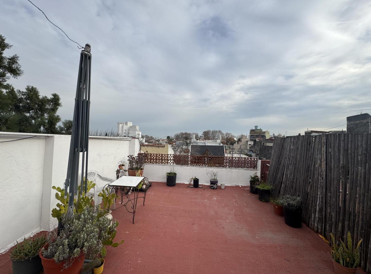 Foto de EXCELENTE PH DE 3 AMBIENTES DEPENDENCIA, CON TERRAZA PROPIA Y ESPACIOS COMUNES, imagen 1