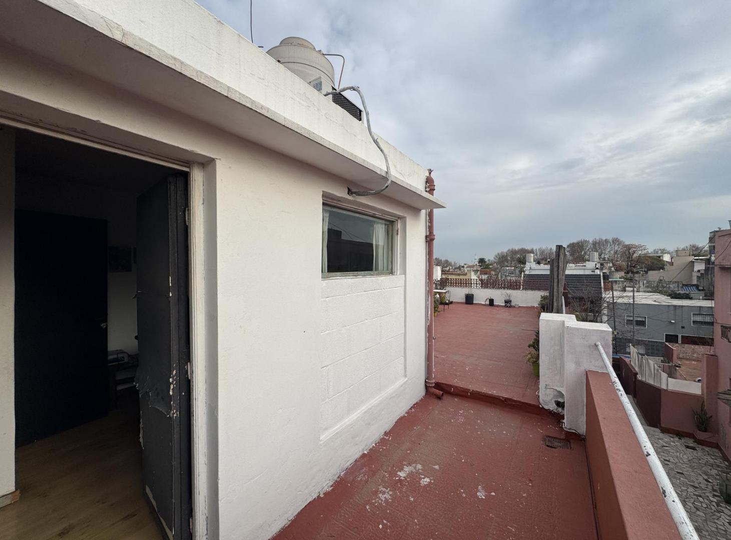 Foto de EXCELENTE PH DE 3 AMBIENTES DEPENDENCIA, CON TERRAZA PROPIA Y ESPACIOS COMUNES, imagen 5