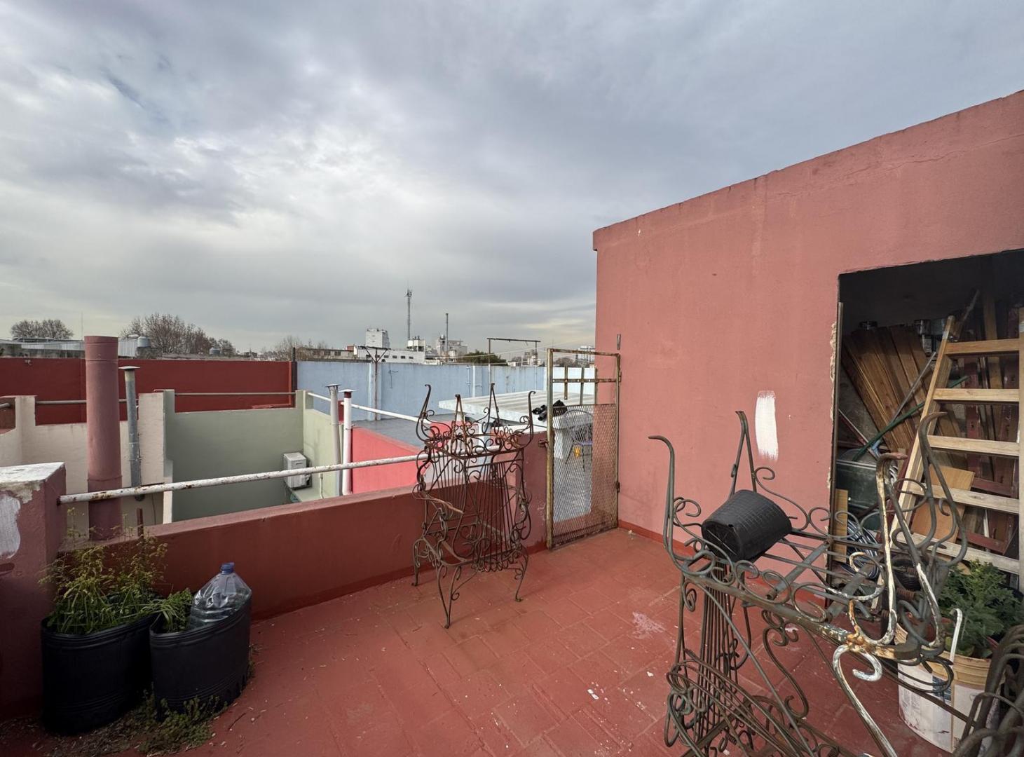 Foto de EXCELENTE PH DE 3 AMBIENTES DEPENDENCIA, CON TERRAZA PROPIA Y ESPACIOS COMUNES, imagen 3
