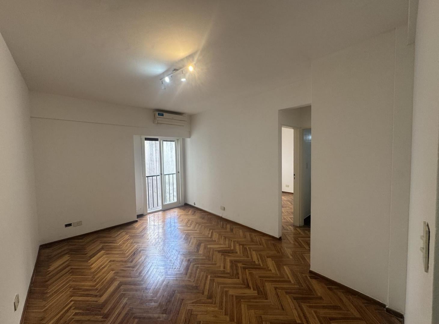 Foto de DEPARTAMENTO 2 AMBIENTES EN ALQUILER EN CABALLITO CON COCINA SEPARADA Y, imagen 2