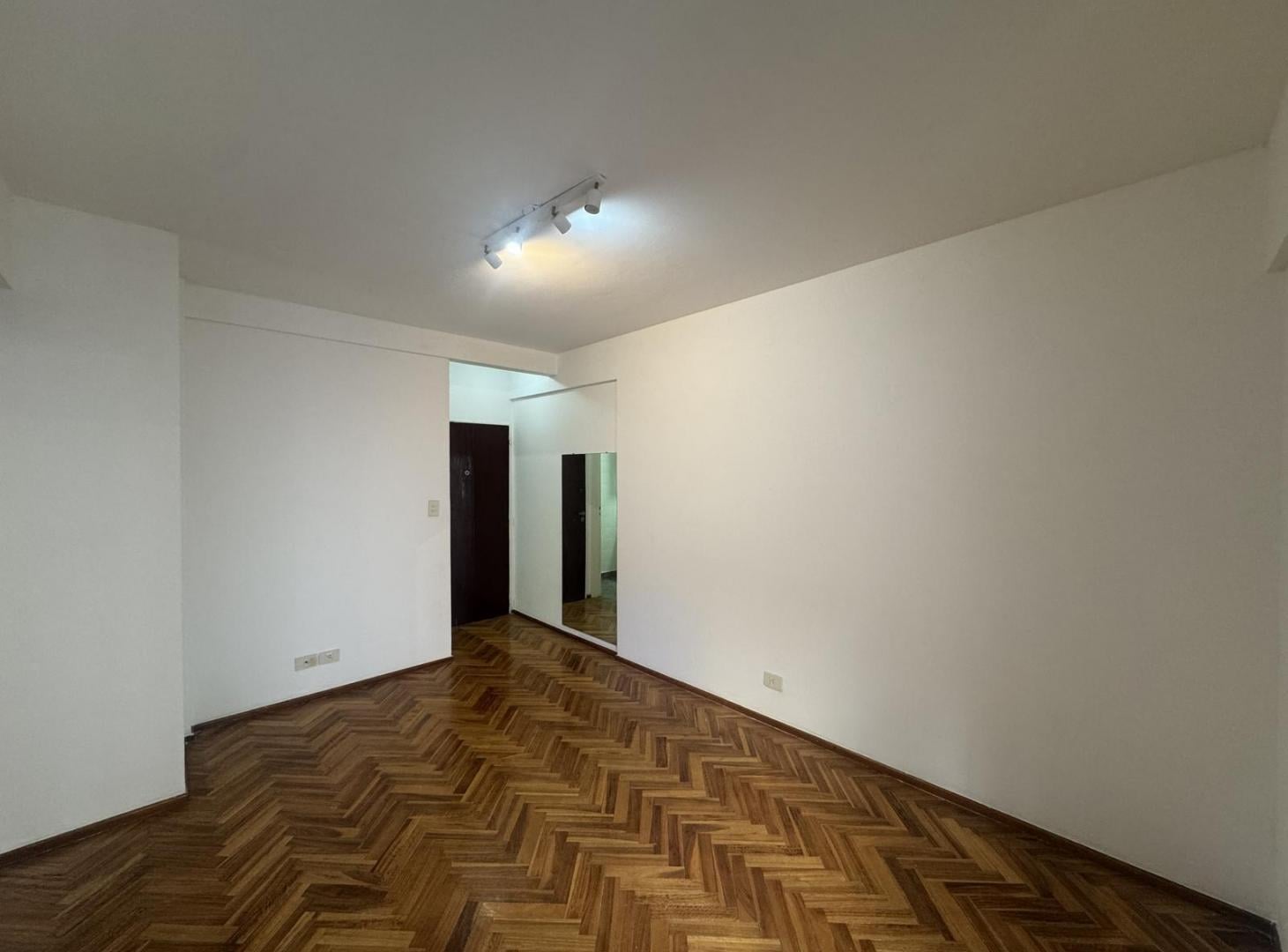 Foto de DEPARTAMENTO 2 AMBIENTES EN ALQUILER EN CABALLITO CON COCINA SEPARADA Y, imagen 3
