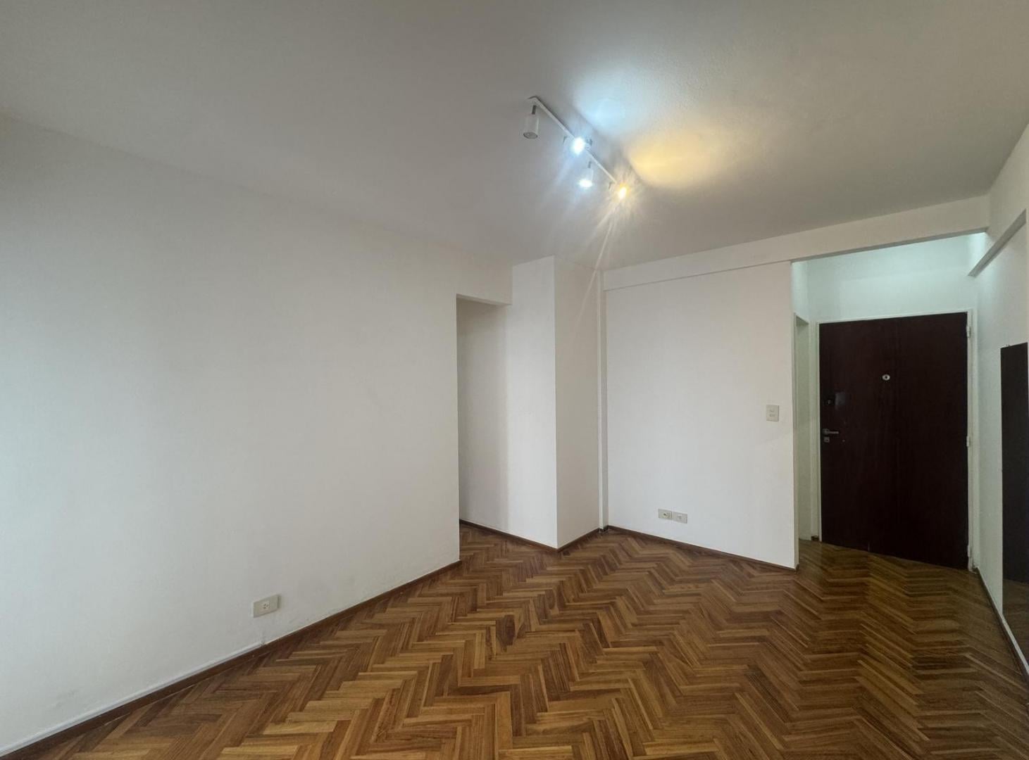 Foto de DEPARTAMENTO 2 AMBIENTES EN ALQUILER EN CABALLITO CON COCINA SEPARADA Y, imagen 1