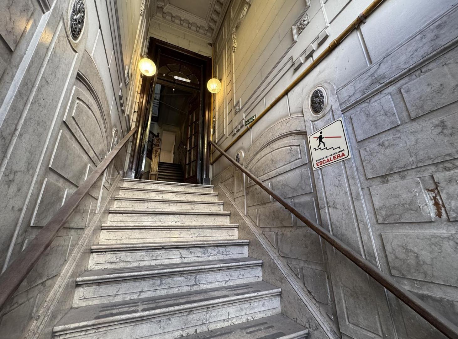 Foto de Imponente Edificio de Tres Plantas con Ascensor – Ideal Múltiples, imagen 3