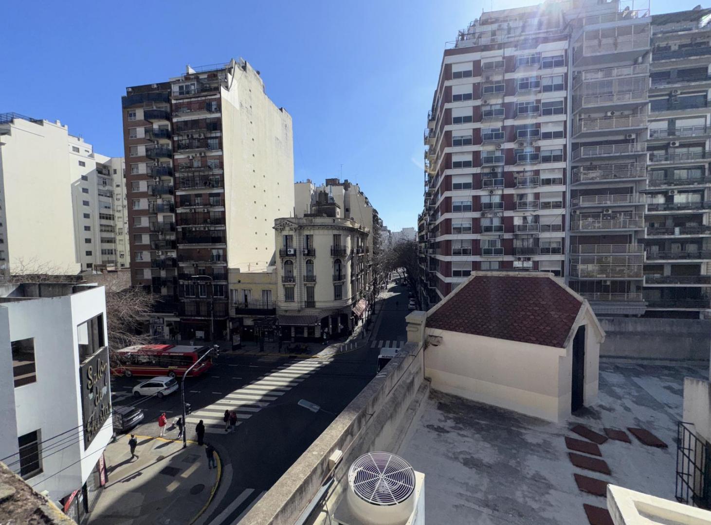 Foto de Imponente Edificio de Tres Plantas con Ascensor – Ideal Múltiples, imagen 1
