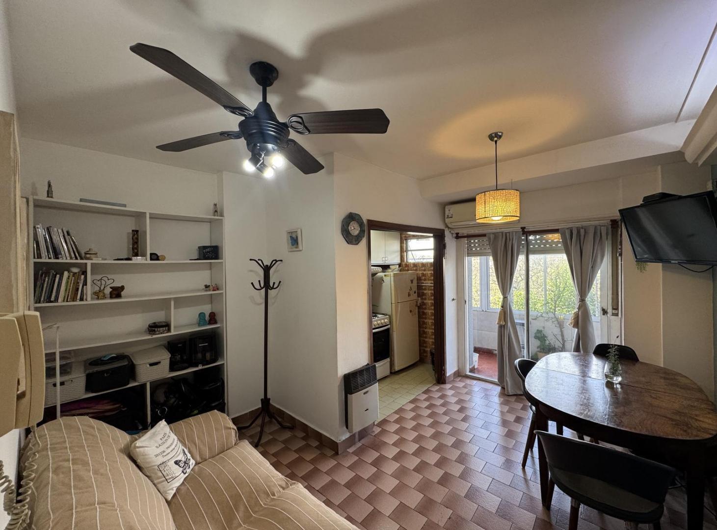 Foto de DEPARTAMENTO 2 AMBIENTES EN VENTA EN PARQUE CHACABUCO CON BALCÓN CORRIDO, imagen 2