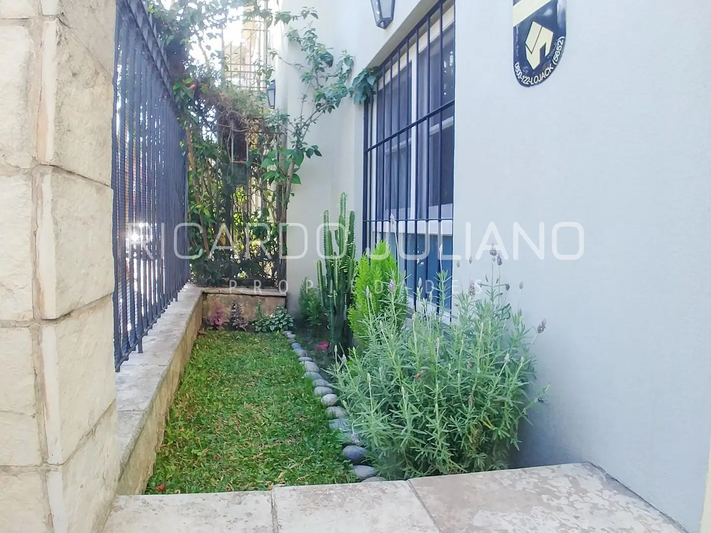 Casa Triplex 2 dormitorios, amplio playroom y entrada de auto - APTO CREDITO 1