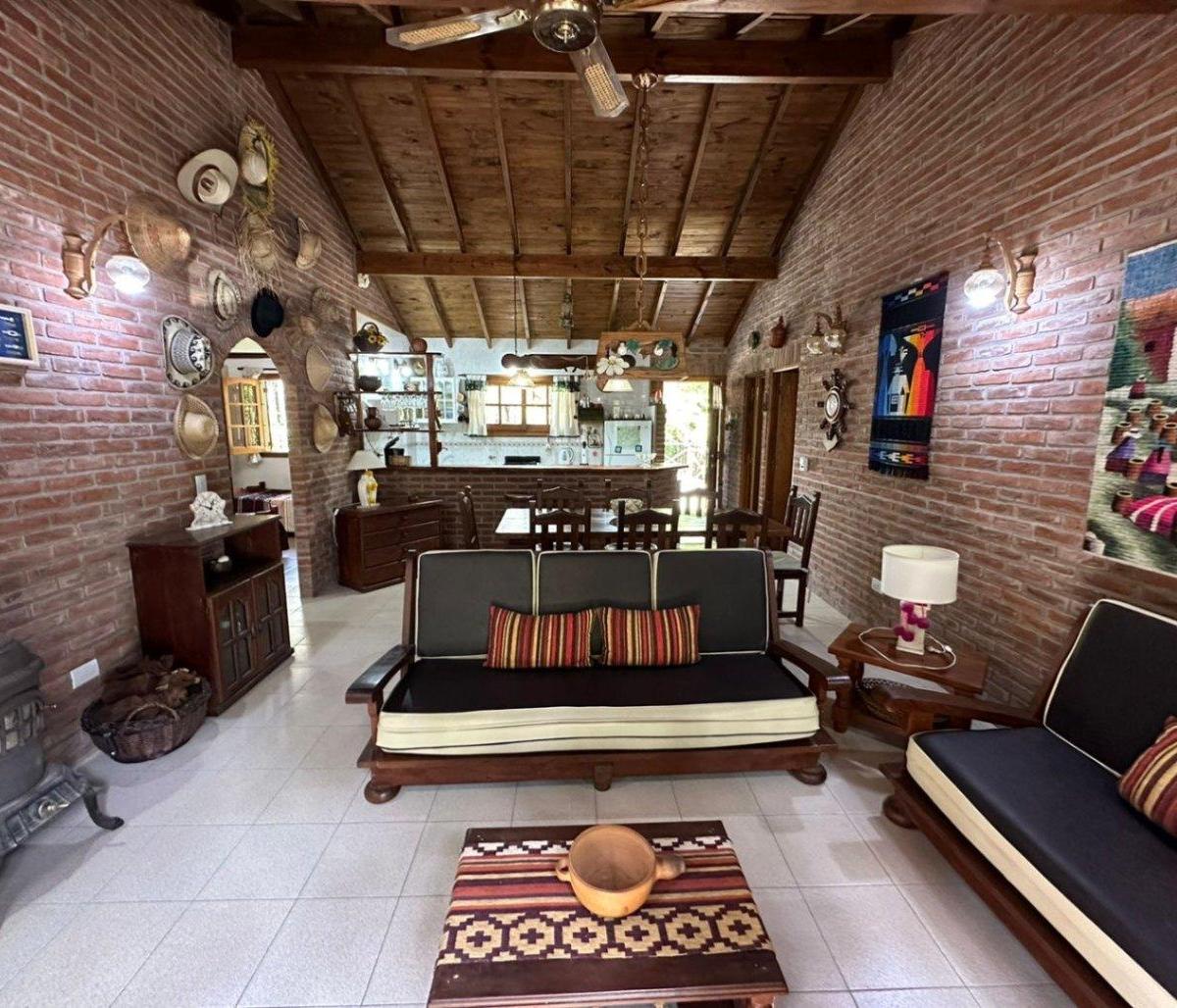 Casa en Venta de 2 Dorm. C/ Cochera en Mar de Las Pampas 3