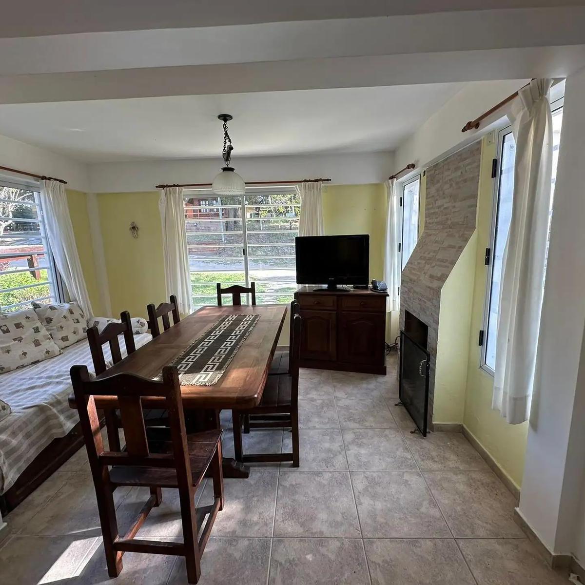 Casa en Venta de 2 Dorm. con Cochera en Mar Azul 5