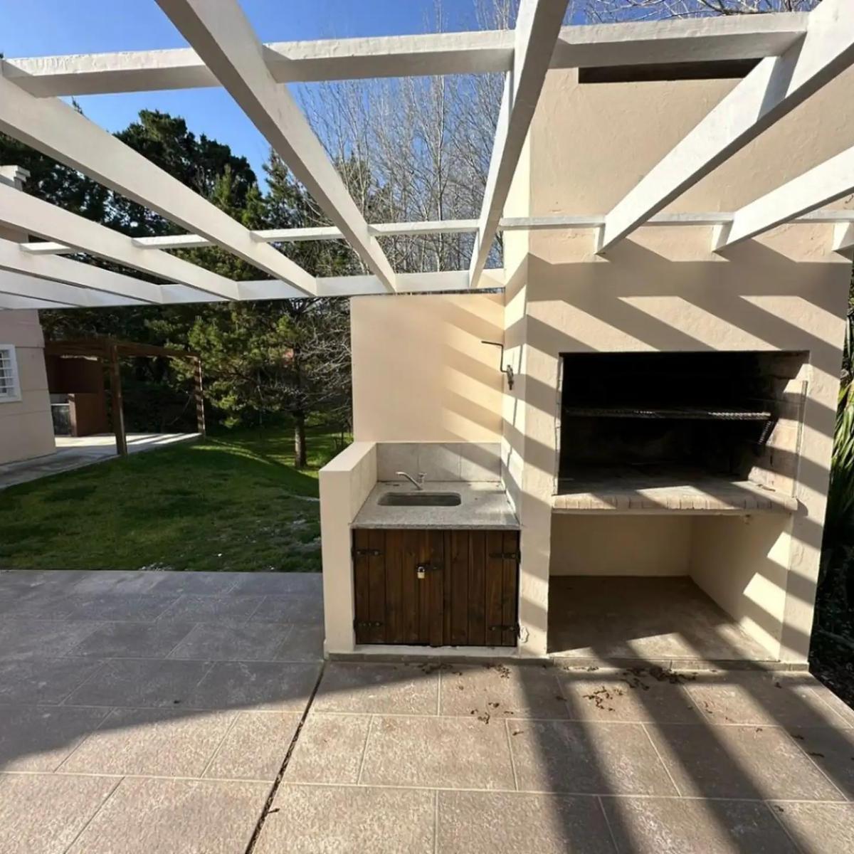 Casa en Venta de 2 Dorm. con Cochera en Mar Azul 3