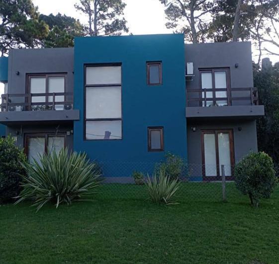 Casa en alquiler temporario de 3 dormitorios con cochera en Mar Azul