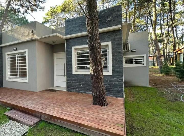 Casa en alquiler temporario de 3 dormitorios con cochera en Mar de las Pampas 3