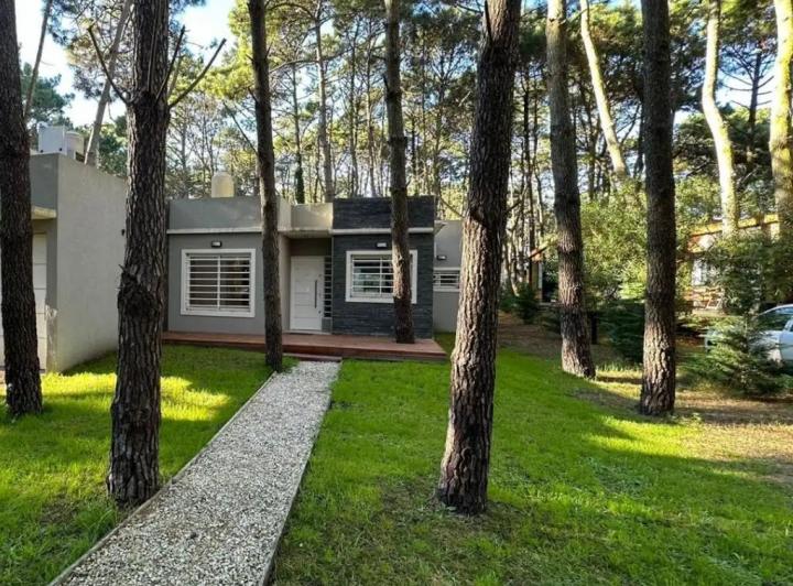 Casa en alquiler temporario de 3 dormitorios con cochera en Mar de las Pampas 2