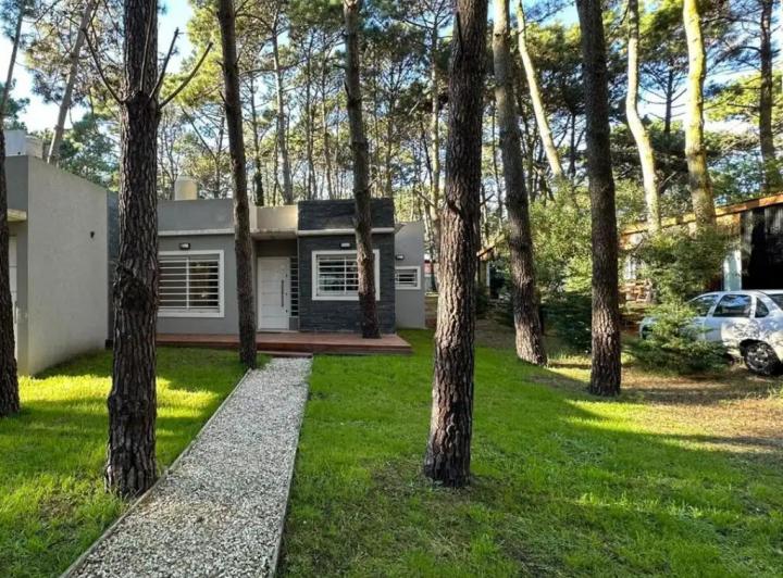 Casa en alquiler temporario de 3 dormitorios con cochera en Mar de las Pampas 1