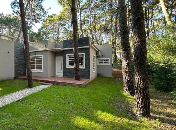 Casa en alquiler temporario de 3 dormitorios con cochera en Mar de las Pampas 4