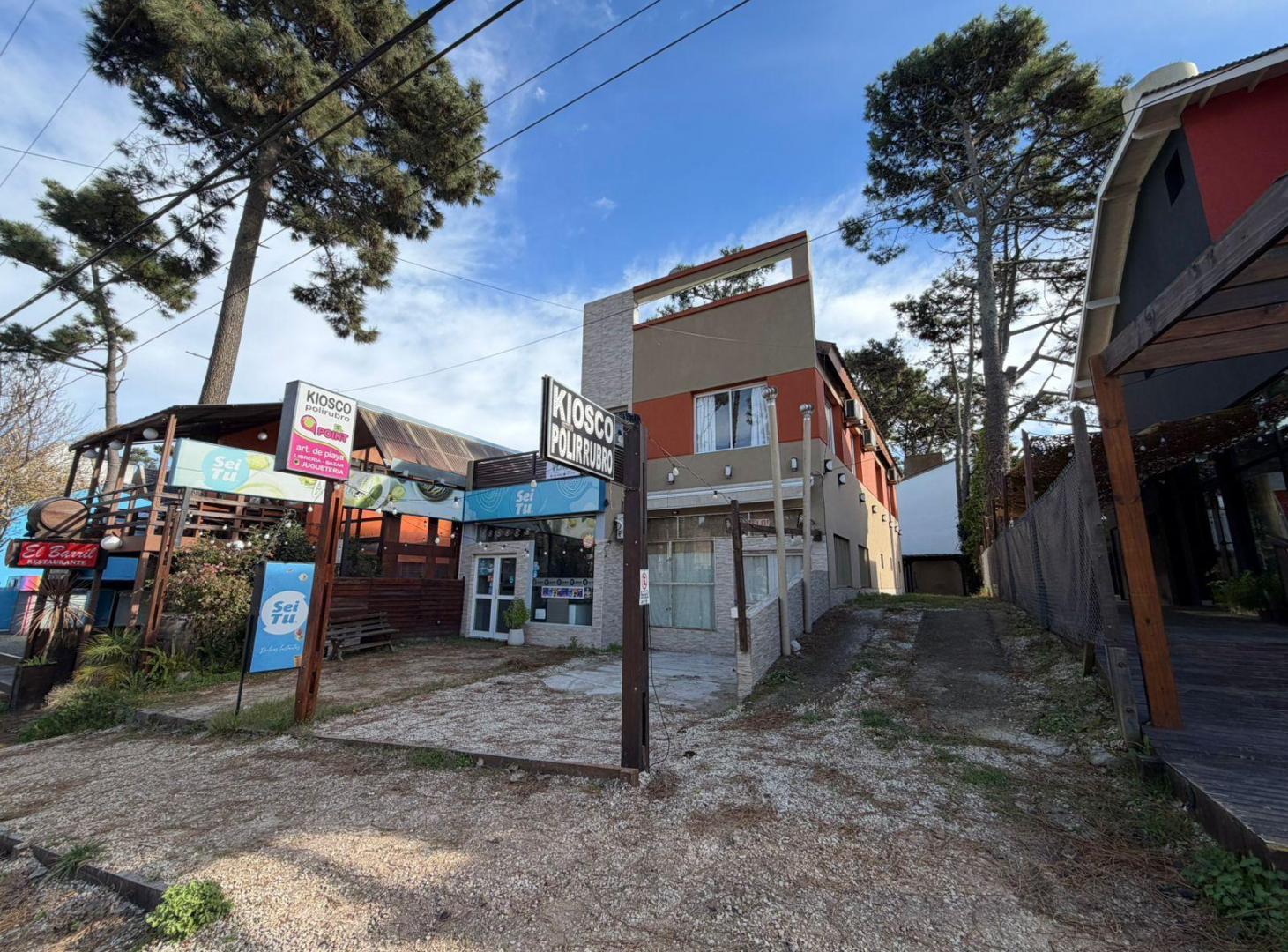 Foto de 2 LOCALES + 2 DEPARTAMENTOS EN PEATONAL DE MAR AZUL, imagen 3