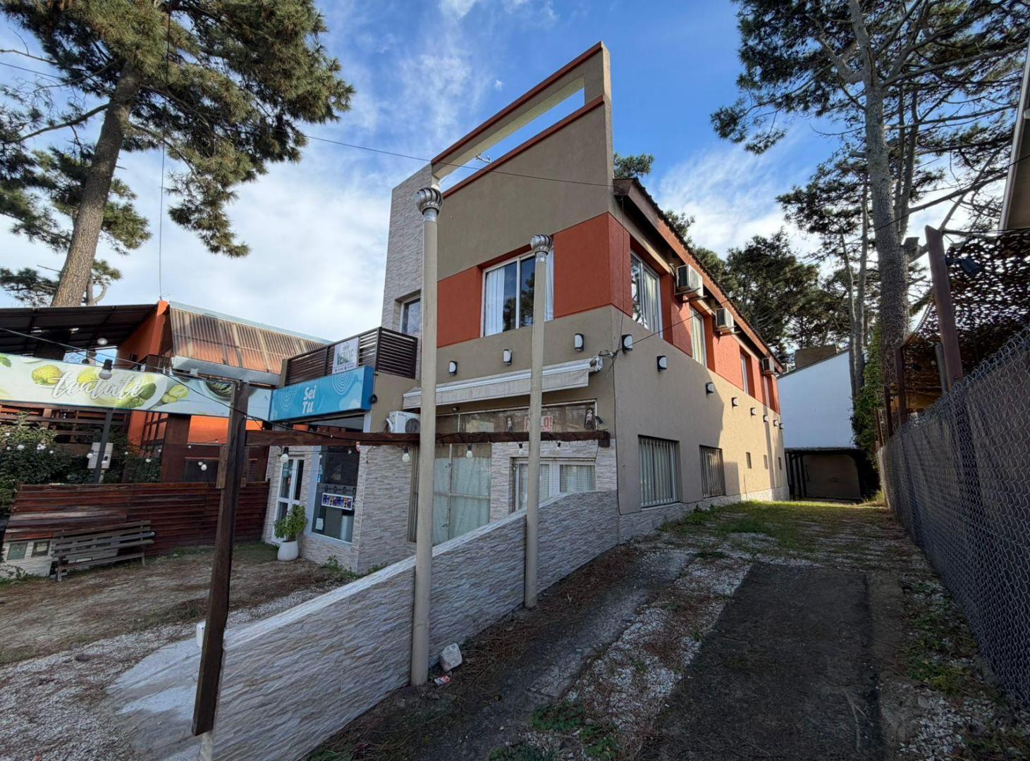 Foto de 2 LOCALES + 2 DEPARTAMENTOS EN PEATONAL DE MAR AZUL, imagen 4