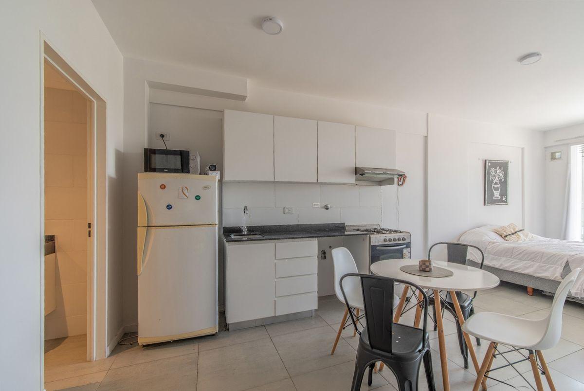 Foto de Monoambiente con Balcón y Vista Abierta – Muy Luminoso – Parrilla y Sum, imagen 3