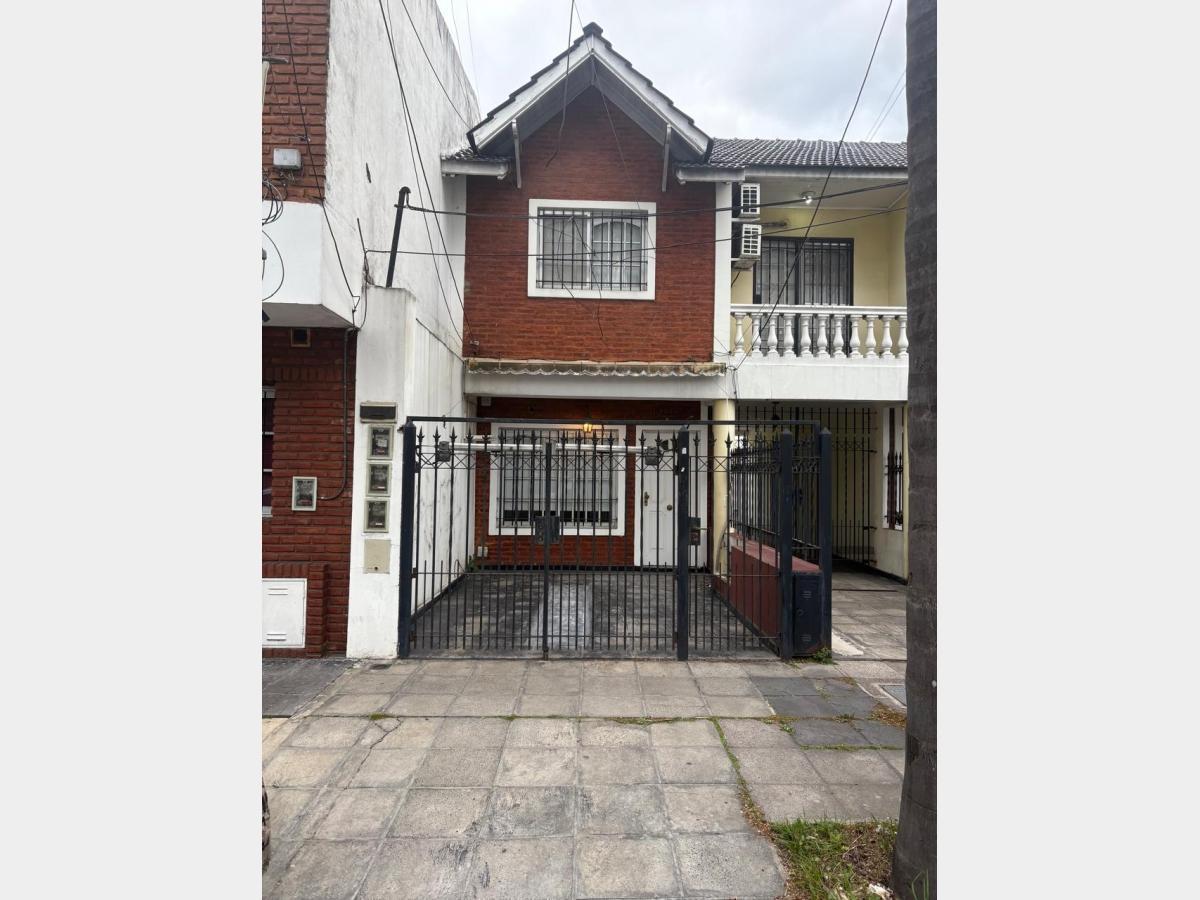 Foto de Triplex en Alquiler en Villa Luzuriaga, imagen 1