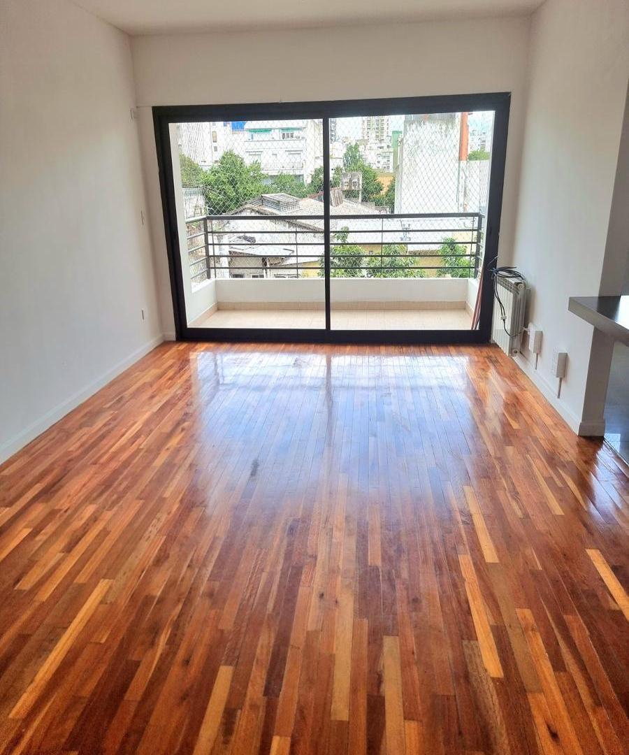 Foto de EXCELENTE DEPARTAMENTO 3 AMBIENTES CON BALCÓN, COCHERA CUBIERTA FIJA Y, imagen 2