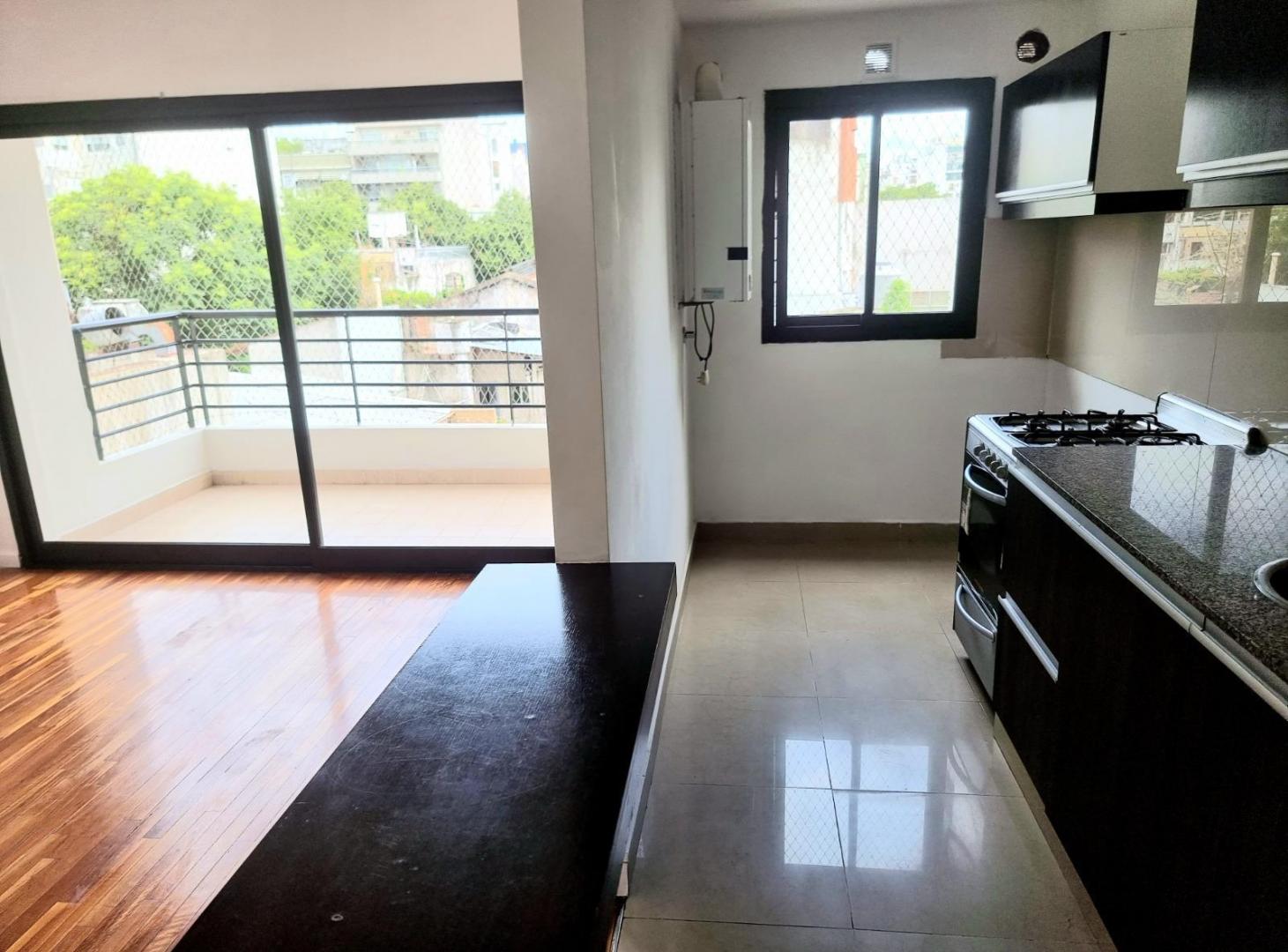 Foto de EXCELENTE DEPARTAMENTO 3 AMBIENTES CON BALCÓN, COCHERA CUBIERTA FIJA Y, imagen 1