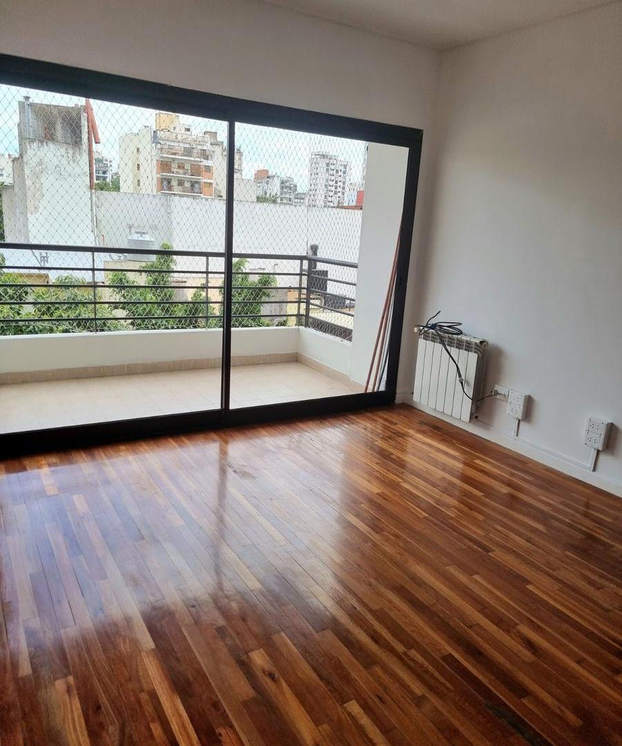 Foto de EXCELENTE DEPARTAMENTO 3 AMBIENTES CON BALCÓN, COCHERA CUBIERTA FIJA Y, imagen 3