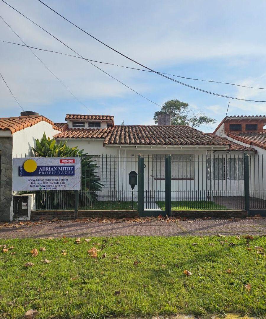 Chalet de 3 dormitorios, cochera y gran jardin, sobre lote 392 m2