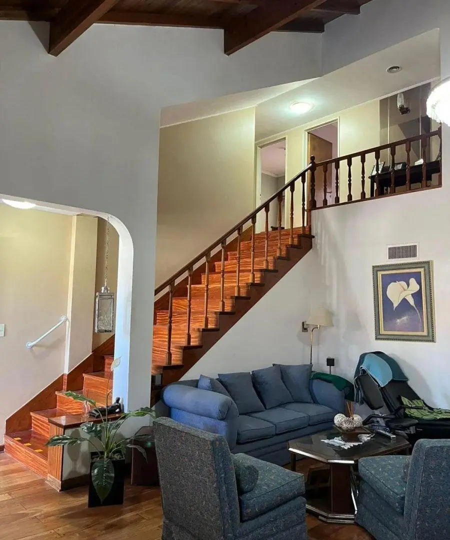 Hermoso Chalet de 4 Dormitorios sobre Lote de 10 X 52, con Gran Jardín y Piscina 3