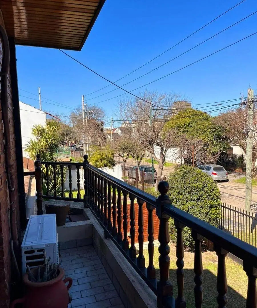 Hermoso Chalet de 4 Dormitorios sobre Lote de 10 X 52, con Gran Jardín y Piscina 4