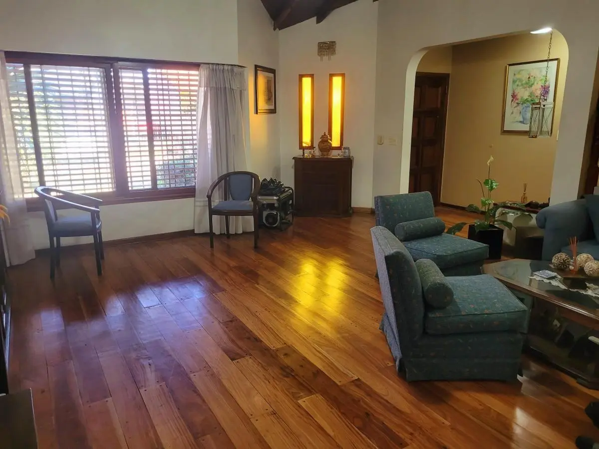 Hermoso Chalet de 4 Dormitorios sobre Lote de 10 X 52, con Gran Jardín y Piscina 1