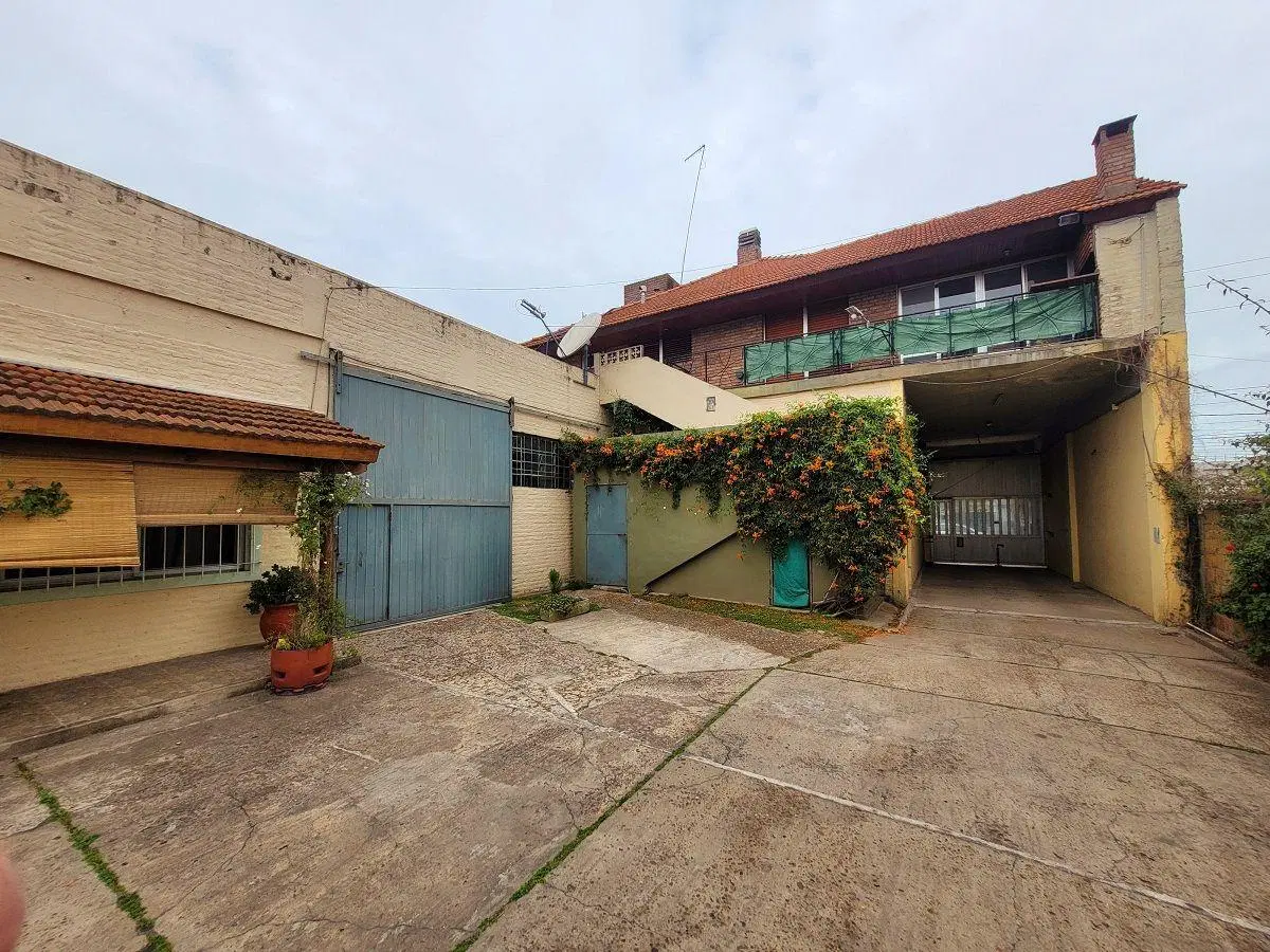 Oportunidad de negocio. Venta en block: 4 locales, 3 viviendas y 1 galpón sobre lote de 1200 m2 4