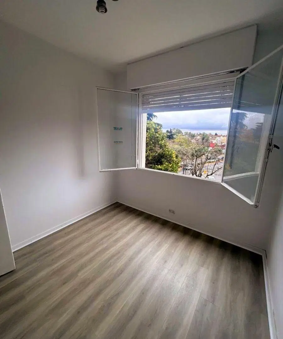 Departamento de 3 Dormitorios y Espacio Guardacoche con Vista Abierta en Excelente Zona 3