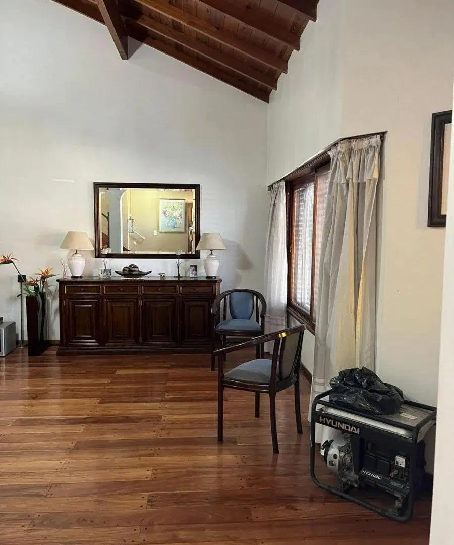 Magnífico Chalet de 4 Dormitorios, sobre Lote de 10 m x 52 m, con Extenso Jardín y Hermosa Piscina 4