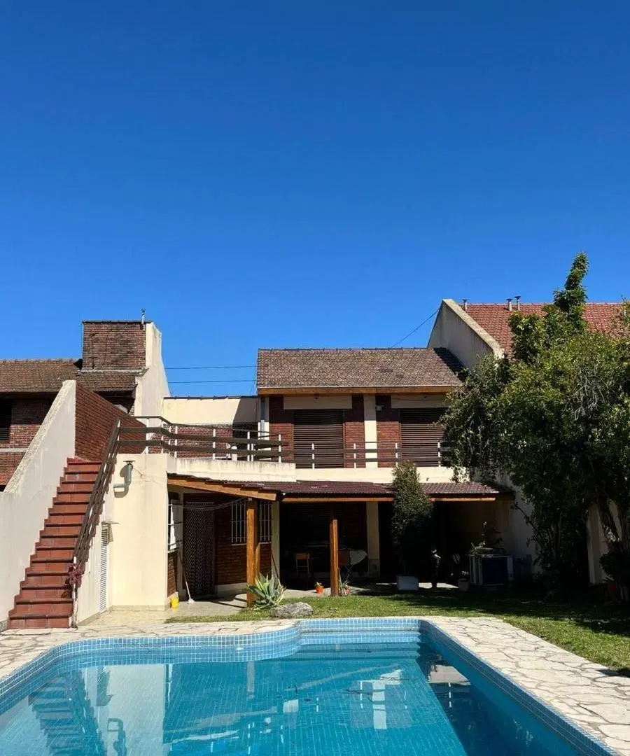Magnífico Chalet de 4 Dormitorios, sobre Lote de 10 m x 52 m, con Extenso Jardín y Hermosa Piscina 5