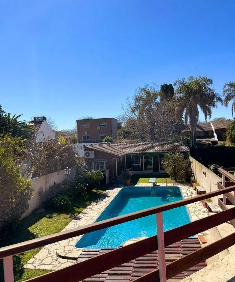 Magnífico Chalet de 4 Dormitorios, sobre Lote de 10 m x 52 m, con Extenso Jardín y Hermosa Piscina 1