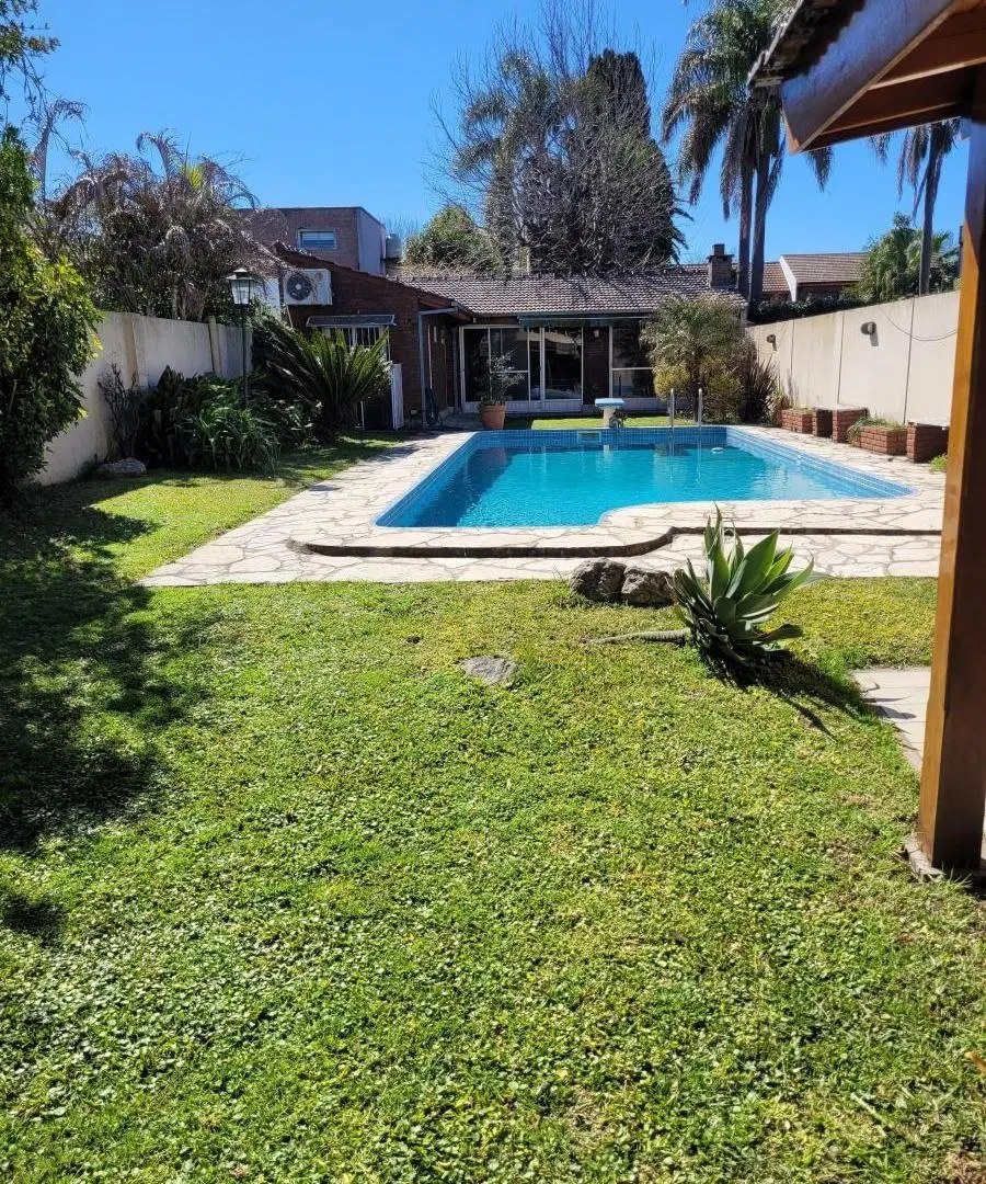 Magnífico Chalet de 4 Dormitorios, sobre Lote de 10 m x 52 m, con Extenso Jardín y Hermosa Piscina 2