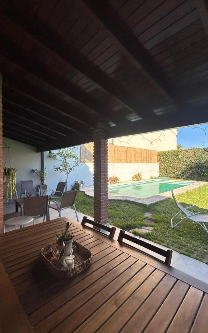 Hermoso Chalet de 3 dormitorios, jardín con piscina, garage y dependencia de servicio 3