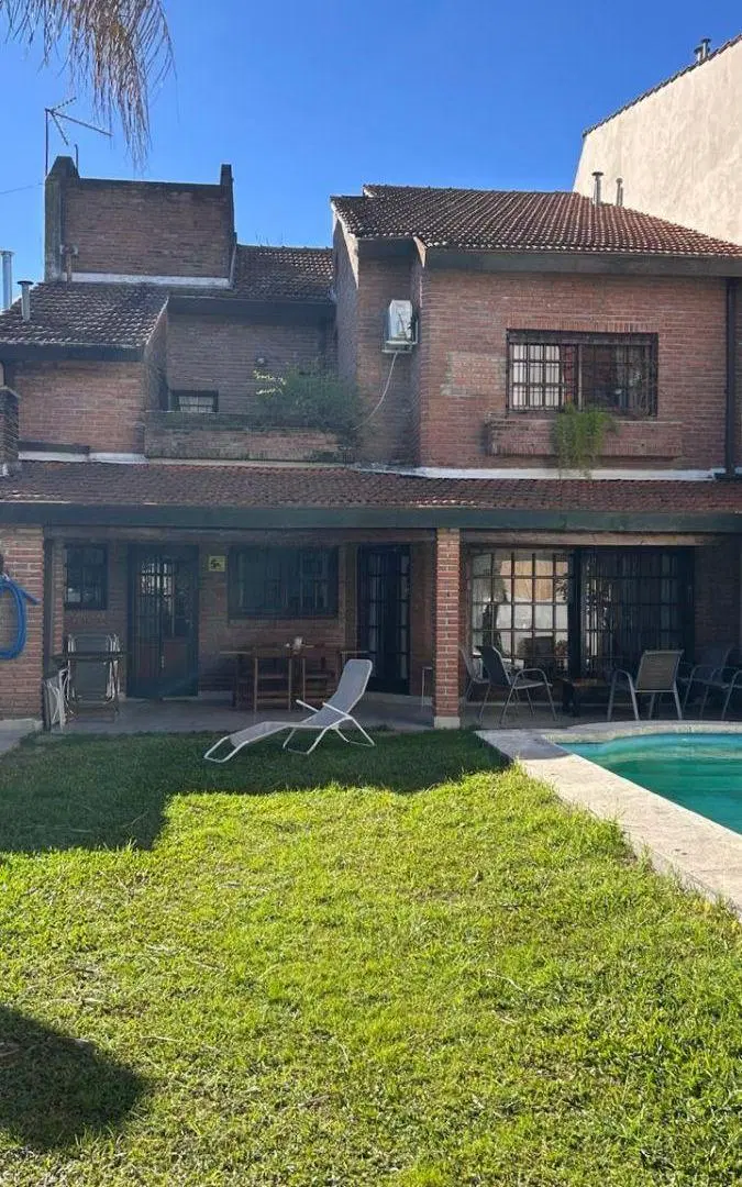 Hermoso Chalet de 3 dormitorios, jardín con piscina, garage y dependencia de servicio 2