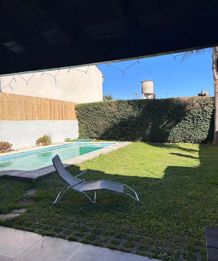 Hermoso Chalet de 3 dormitorios, jardín con piscina, garage y dependencia de servicio 4