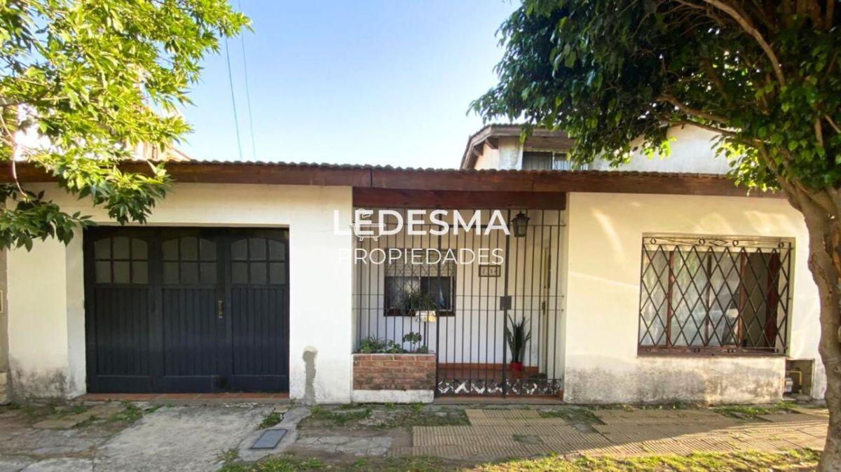 CASA EN VENTA 4 AMBIENTES CON COCHERA APTO CREDITO