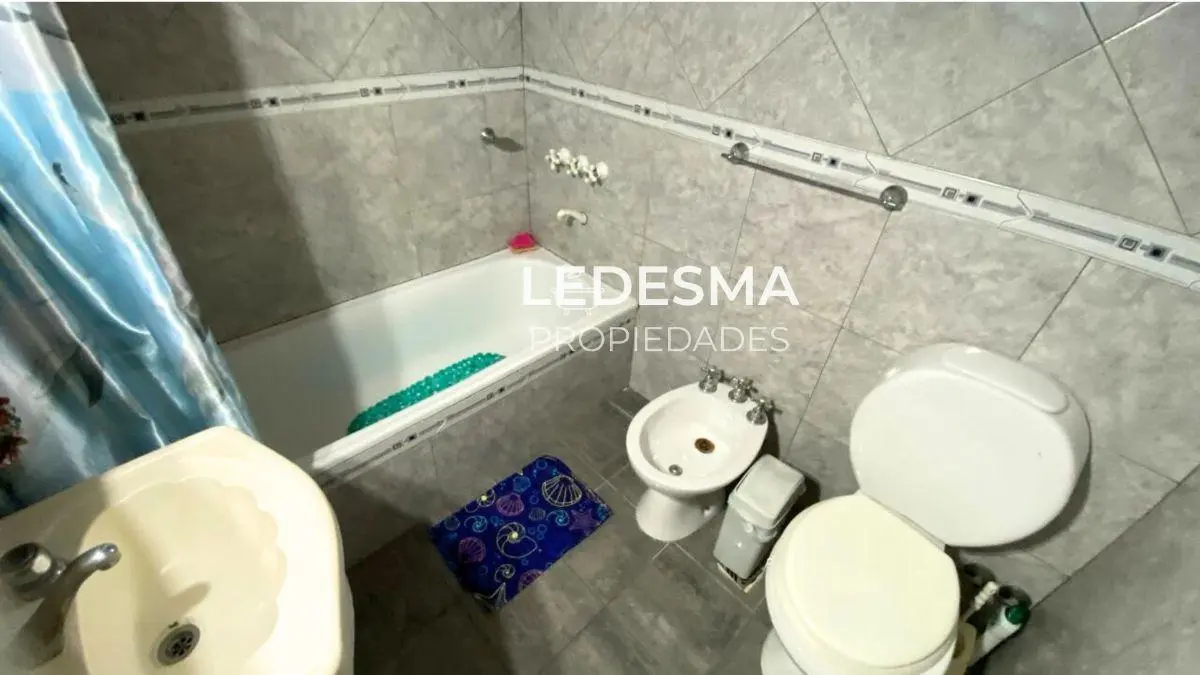 CASA EN VENTA 5 AMBIENTES EN VENTA CON GARAGE- FONDO LIBRE 4