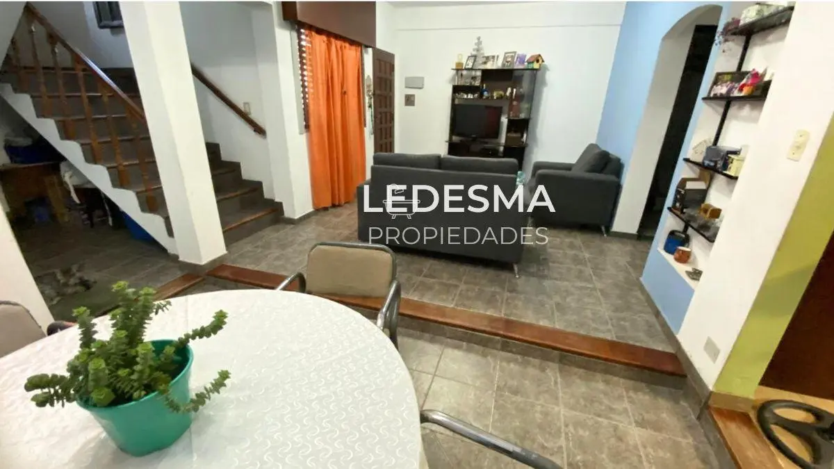 CASA EN VENTA 5 AMBIENTES EN VENTA CON GARAGE- FONDO LIBRE 2
