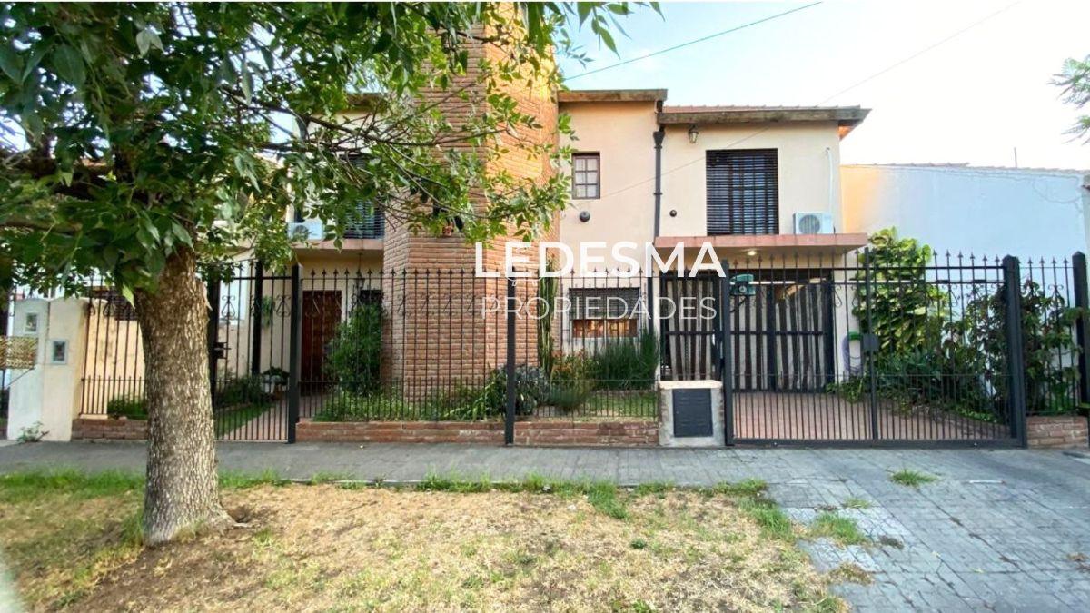 CASA EN VENTA 5 AMBIENTES EN VENTA CON GARAGE- FONDO LIBRE