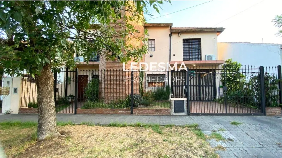 CASA EN VENTA 5 AMBIENTES EN VENTA CON GARAGE- FONDO LIBRE 1