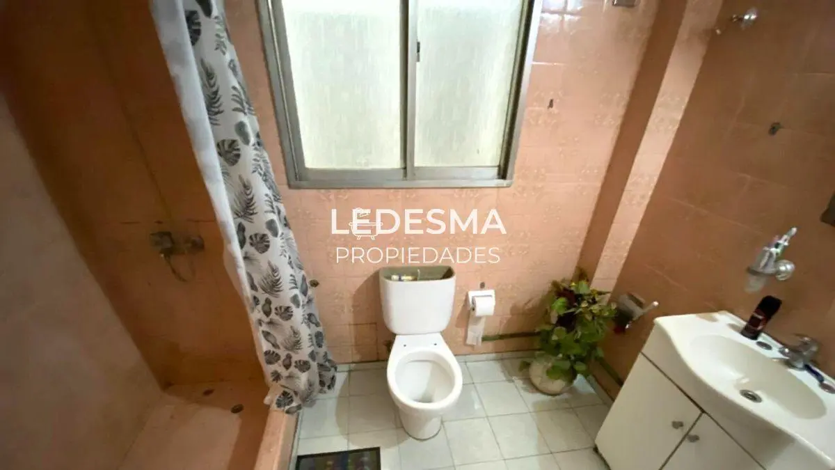 CASA EN VENTA 6 AMBIENTES CON COCHERA Y FONDO LIBRE VICENTE LOPEZ APTO CREDITO BANCARIO 5