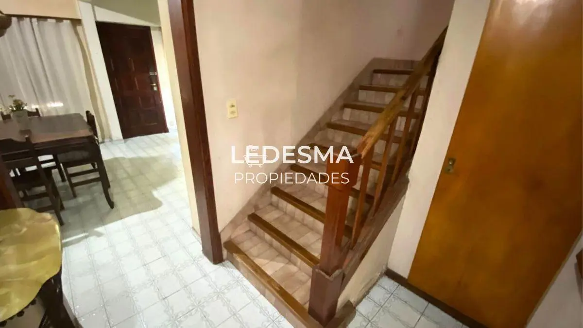 CASA EN VENTA 6 AMBIENTES CON COCHERA Y FONDO LIBRE VICENTE LOPEZ APTO CREDITO BANCARIO 4